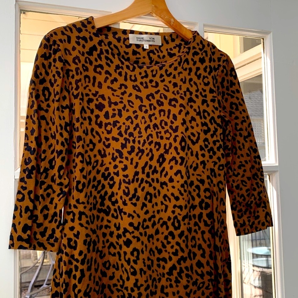 Diane Von Furstenberg 💯 Silk Animal Print T Shirt Dress Medium MIDI - Picture 3 of 8